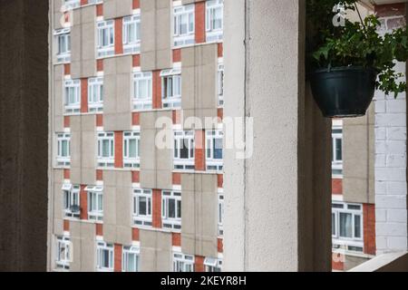 Gemeinschaftskorridor in George Loveless House, einem riesigen wohnblock des rates, Teil des Dorset Estate in Hoxton, London, England Stockfoto