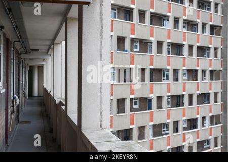 Gemeinschaftskorridor in George Loveless House, einem riesigen wohnblock des rates, Teil des Dorset Estate in Hoxton, London, England Stockfoto