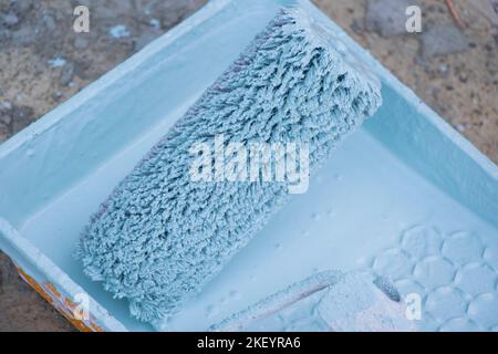 Nahaufnahme von blauer Farbe und Farbrolle Stockfoto
