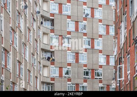 Fassade des lieblosen George-Hauses, eines riesigen wohnblocks des rates, Teil des Dorset Estate in Hoxton, London, England Stockfoto