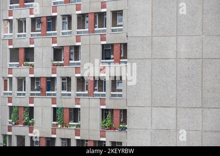 Fassade des lieblosen George-Hauses, eines riesigen wohnblocks des rates, Teil des Dorset Estate in Hoxton, London, England Stockfoto