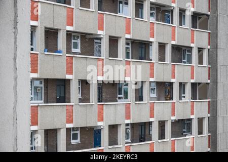 Fassade des lieblosen George-Hauses, eines riesigen wohnblocks des rates, Teil des Dorset Estate in Hoxton, London, England Stockfoto