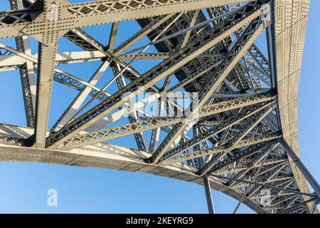 Abstrakte Komposition mit metallischer Brückenstruktur in Porto Portugal gegen klaren Himmel Stockfoto