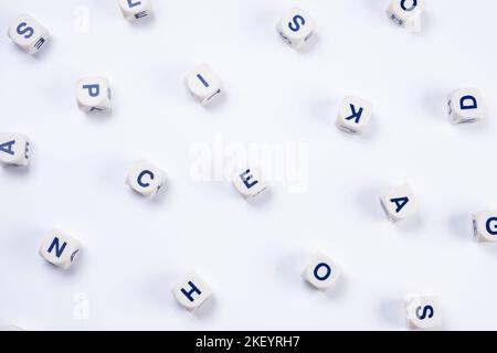 Würfel oder Blöcke Wort mit Buchstaben zufällig auf einem weißen Hintergrund - das Konzept einer schulischen Bildung oder Selbstbildung . Stockfoto