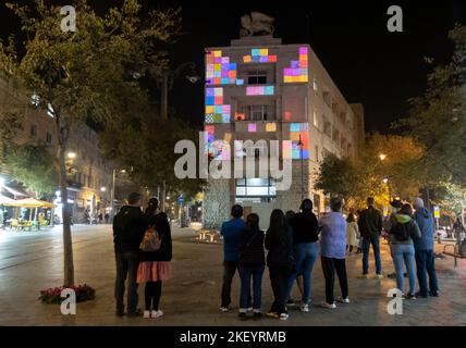 Die Menschen sehen eine Videoprojektionskartierung auf der Fassade des Generali-Gebäudes, das von 1935 bis 1946 als Jerusalemer Niederlassung der italienischen Versicherungsgesellschaft Assicurazioni Generali in der Jaffa Street, Jerusalem israel, diente Stockfoto