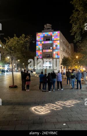 Die Menschen sehen eine Videoprojektionskartierung auf der Fassade des Generali-Gebäudes, das von 1935 bis 1946 als Jerusalemer Niederlassung der italienischen Versicherungsgesellschaft Assicurazioni Generali in der Jaffa Street, Jerusalem israel, diente Stockfoto