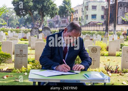 Kalkutta, Westbengalen, Indien. 14.. November 2022. Remembrance dayâ, ursprünglich bekannt als Waffenstillstandstag, erinnert an die Unterzeichnung des Friedensabkommens, das am 11. November 1918 um 11 Uhr den Ersten Weltkrieg beendete. Es ist eine Zeit, sich an die Erinnerung zu erinnern und sie zu ehren: Diejenigen, die gedient haben, dienen derzeit, und jene, die wir für die Sache 'damit wir nicht vergessen' verloren haben. Der Gedenktag ist ein besonderer Tag, an dem wir uns an die Opfer erinnern und sie würdigen, die all jene gebracht haben, die in den beiden Weltkriegen und den nachfolgenden Konflikten ihr Leben für Frieden und Freiheit hingegeben haben. Es findet jedes Jahr um 11 Uhr am zweiten statt Stockfoto