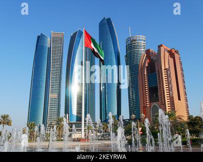 Geschäftsviertel im Zentrum von Abu Dhabi, Vereinigte Arabische Emirate an einem sonnigen Nachmittag Stockfoto