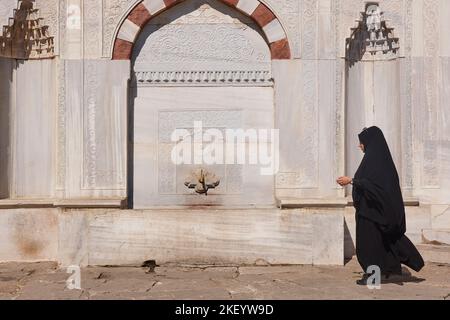 Topkapi Palast außen. Ahmet III Marmorbrunnen und Frauen. Istanbul Stockfoto