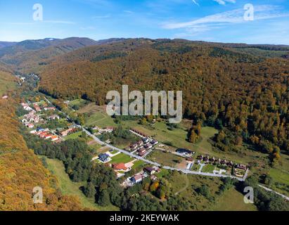 Luftaufnahme der Stana de Vale Straße vom Sovata Resort - Rumänien im Herbst Stockfoto