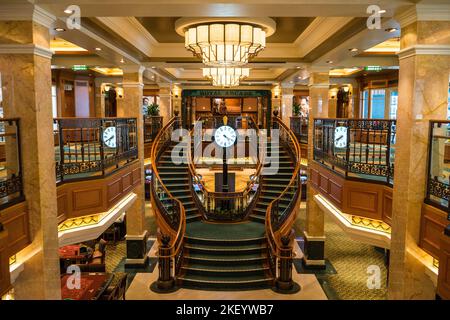 Blick auf die Royal Arcade auf dem Cunard Queen Elizabeth Cruise Ship Stockfoto