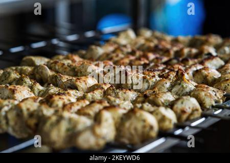 Kochen Huhn Tikka, ein schief Kebab Grill. Traditionelles indisches und paksitanisches Gericht, gekocht auf Holzkohle und Flamme. Stockfoto