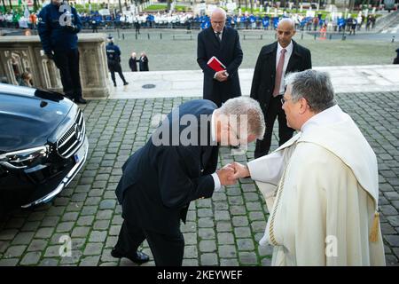 Brüssel, Belgien, 15. November 2022. Prinz Laurent von Belgien, abgebildet während der Messe Te Deum, anlässlich des Königsfestes, in der Kathedrale St. Michael und St. Gudula (Kathedrale St. Michel et Gudule / Sint-Michiels- en Sint-Goedelekathedral), in Brüssel, Dienstag, den 15. November 2022. BELGA FOTO JAMES ARTHUR GEKIERE Stockfoto