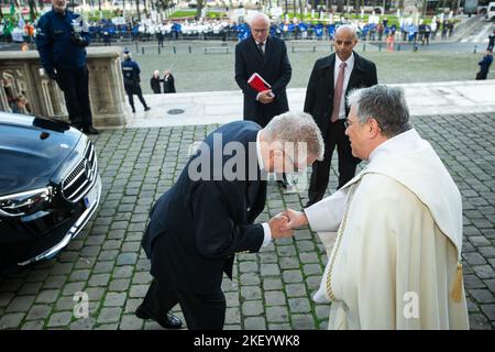 Brüssel, Belgien, 15. November 2022. Prinz Laurent von Belgien, abgebildet während der Messe Te Deum, anlässlich des Königsfestes, in der Kathedrale St. Michael und St. Gudula (Kathedrale St. Michel et Gudule / Sint-Michiels- en Sint-Goedelekathedral), in Brüssel, Dienstag, den 15. November 2022. BELGA FOTO JAMES ARTHUR GEKIERE Stockfoto