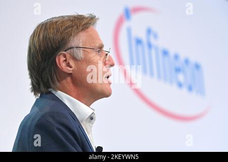 Neubiberg. 15.. November 2022. Jochen HANEBECK, Vorsitzender der Geschäftsführung (CEO) vor Logo, Emblem, Schriftzug, Einzelbild, zugeschnittenes Einzelmotiv, Portrait, Portrait, Portrait. Jahrespressekonferenz DER INFINEON Technologies AG am 15. November 2022 in Neubiberg. ? Kredit: dpa/Alamy Live Nachrichten Stockfoto