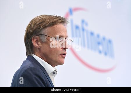 Neubiberg. 15.. November 2022. Jochen HANEBECK, Vorsitzender der Geschäftsführung (CEO) vor Logo, Emblem, Schriftzug, Einzelbild, zugeschnittenes Einzelmotiv, Portrait, Portrait, Portrait. Jahrespressekonferenz DER INFINEON Technologies AG am 15. November 2022 in Neubiberg. ? Kredit: dpa/Alamy Live Nachrichten Stockfoto