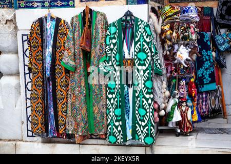 Usbekische traditionelle Kleidung wie Bademäntel und andere bunte Souvenirs, Taschkent, Usbekistan. Stockfoto