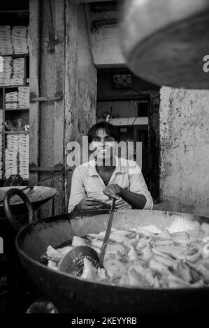 Ein Mann, der Samosa auf der Straße in New Dehli, Indien, kocht Stockfoto