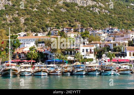 KAS, Türkei - 14. November 2022: Seepromenade der türkischen Touristenstadt Kash an der Küste des mittelmeers. Hochwertige Fotos Stockfoto