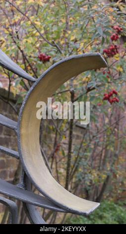 Teil der Eternity Gates von Anthony Twentyman in der Dudmaston Hall, beauftragt, den Jahrestag der Rubinhochzeit von Laboucheres zu feiern. Stockfoto