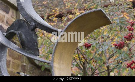 Teil der Eternity Gates von Anthony Twentyman in der Dudmaston Hall, beauftragt, den Jahrestag der Rubinhochzeit von Laboucheres zu feiern. Stockfoto