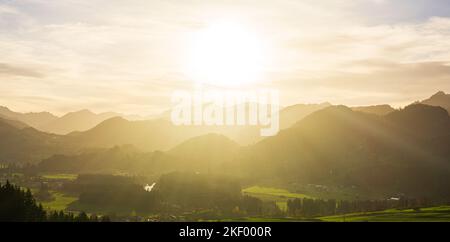 Schöne ländliche Berglandschaft in schönem Sonnenlicht. Oberstdorf, Allgau, Deutschland. Stockfoto