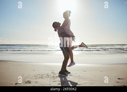 Liebe, Sonnenuntergang am Strand und ein schwarzes Paar auf Hochzeitsreise zum Hochzeitstag in Cancun Mexiko Frühlingsferien, Sommerspaß und Fitnesslauf. Mann, Frau Stockfoto