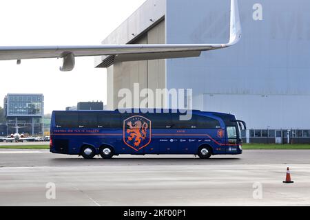 SCHIPHOL - die niederländische Nationalmannschaft verlässt Schiphol vor dem Abflug der niederländischen Nationalmannschaft nach Katar. Die Niederlande werden am 21. November ihr erstes Gruppenspiel gegen Senegal spielen. ANP OLAF KRAAK Stockfoto