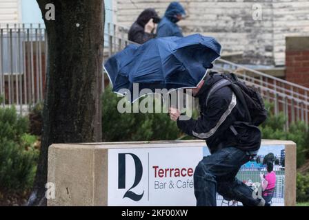 Eastbourne, East Sussex, Großbritannien. 15.. November 2022. In diesem Südküstenresort kommt es zu Windböen, die den Pendlern am Morgen Probleme bereiten. Kredit: Newspics UK South/Alamy Live Nachrichten Stockfoto