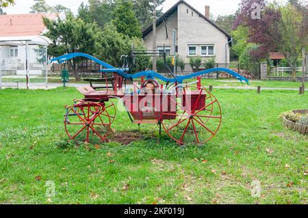 Die antike, manuell betriebene Wasserpumpe des Feuerwehrmogs, fotografiert in Pécsely [ Pecsely ], ist ein Dorf im Komitat Veszprém, Ungarn. Stockfoto