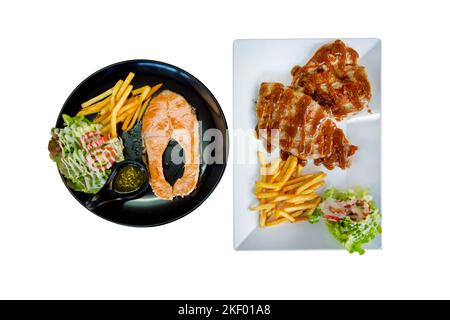 Die Schnittform von Lachssteak und Schweinefleisch Steak mit französisch gebraten auf weiß isoliert. Stockfoto