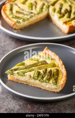 Köstliche Käse Spargel Pie close-up auf einem Teller auf dem Tisch. Vertikal Stockfoto