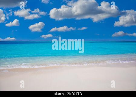 Meerblick vom tropischen Strand mit sonnigem Himmel. Sommerparadies Strand. Exotische Landschaft mit Wolken am Horizont, Küste, Meer auf den Malediven Inseln Stockfoto