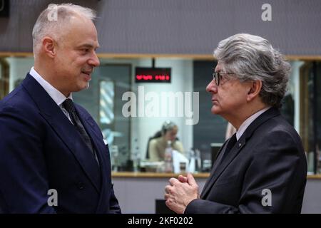 Brüssel, Region Brüssel-Hauptstadt, Belgien. 15.. November 2022. Der ungarische Verteidigungsminister Kristof Szalay-Bobrovniczky (L) und der für Binnenmarkt zuständige EU-Kommissar Thierry Breton während einer Tagung des Europäischen Rates für Auswärtige Angelegenheiten (Verteidigung) am 15. November 2022 am Sitz des Europäischen Rates in Brüssel, Belgien. (Bild: © Valeria Mongelli/ZUMA Press Wire) Stockfoto