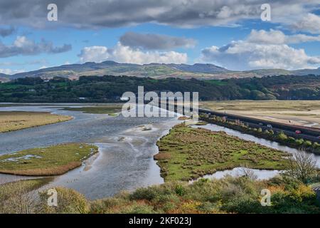 The Cob, von Ynys Tywyn, Porthmadog, Gwynedd, Snowdonia, Wales aus gesehen Stockfoto