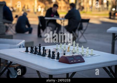 Schach spielen auf der Straße, Schachbrett bereit für ein Spiel, selektiver Fokus Stockfoto