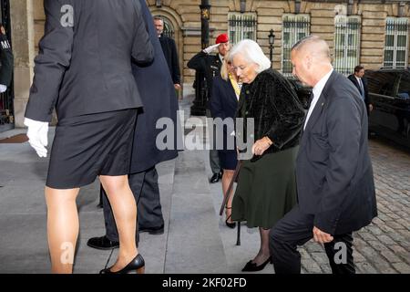 Brüssel, Belgien. 15.. November 2022. Die belgische Königin Paola kommt zur Feier des Königsfestes am Dienstag, den 15. November 2022, im bundestag in Brüssel an. BELGA FOTO HATIM KAGHAT Kredit: Belga Nachrichtenagentur/Alamy Live News Stockfoto