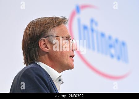 Neubiberg. 15.. November 2022. Jochen HANEBECK, Vorsitzender der Geschäftsführung (CEO) vor dem Logo, Emblem. Einzelbild, Einzelmotiv beschnitten, Porträt, Porträt, Porträt., JAHRESPRESSEKONFERENZ DER INFINEON Technologies AG am 15. November 2022 in Neubiberg. ? Kredit: dpa/Alamy Live Nachrichten Stockfoto