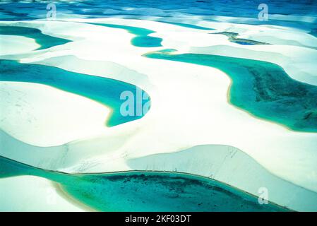 BRASILIEN. NORDESTE. BUNDESSTAAT MARANHAO. LUFTAUFNAHME DES LENCOIS MARANHENSES NATIONALPARKS. EIN EINZIGARTIGER ORT AUF DER WELT: MAKELLOSE WEISSE SANDDÜNEN WINKEN Stockfoto