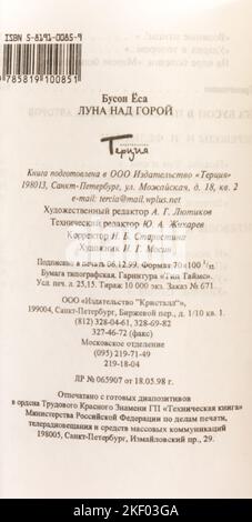 Der 'Mond über dem Berg' von Yosa Buson, erstmals 1998 in Russland veröffentlicht. Yosa Buson oder Yosa no Buson (与謝 蕪村, 1716 – 17. Januar 1784) war ein japanischer Dichter und Maler der Edo-Zeit. Stockfoto