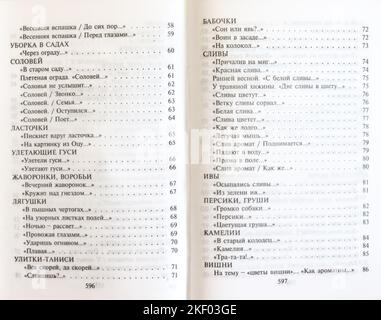 Der 'Mond über dem Berg' von Yosa Buson, erstmals 1998 in Russland veröffentlicht. Yosa Buson oder Yosa no Buson (与謝 蕪村, 1716 – 17. Januar 1784) war ein japanischer Dichter und Maler der Edo-Zeit. Stockfoto