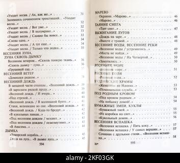 Der 'Mond über dem Berg' von Yosa Buson, erstmals 1998 in Russland veröffentlicht. Yosa Buson oder Yosa no Buson (与謝 蕪村, 1716 – 17. Januar 1784) war ein japanischer Dichter und Maler der Edo-Zeit. Stockfoto