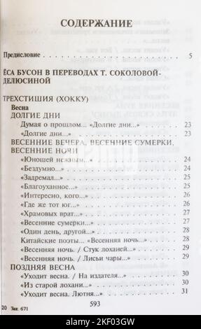 Der 'Mond über dem Berg' von Yosa Buson, erstmals 1998 in Russland veröffentlicht. Yosa Buson oder Yosa no Buson (与謝 蕪村, 1716 – 17. Januar 1784) war ein japanischer Dichter und Maler der Edo-Zeit. Stockfoto