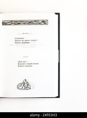 Der 'Mond über dem Berg' von Yosa Buson, erstmals 1998 in Russland veröffentlicht. Yosa Buson oder Yosa no Buson (与謝 蕪村, 1716 – 17. Januar 1784) war ein japanischer Dichter und Maler der Edo-Zeit. Stockfoto