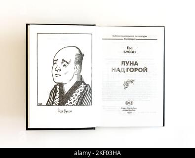 Der 'Mond über dem Berg' von Yosa Buson, erstmals 1998 in Russland veröffentlicht. Yosa Buson oder Yosa no Buson (与謝 蕪村, 1716 – 17. Januar 1784) war ein japanischer Dichter und Maler der Edo-Zeit. Stockfoto