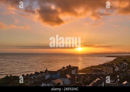 Sonnenuntergang über der Llyn-Halbinsel, von Dinas, Criccieth, Gwynedd, Wales aus gesehen Stockfoto