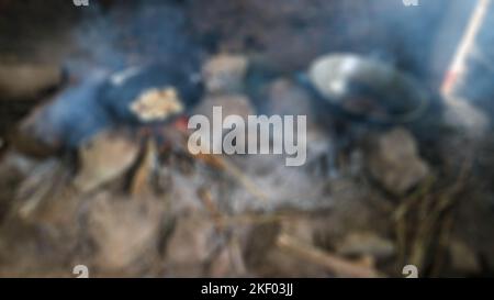 Traditionelle Küche auf Stein mit Holzfeuer Stockfoto