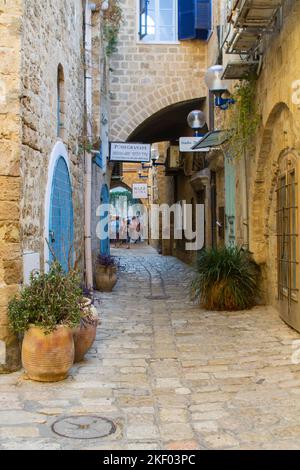 3. November 2022 Touristen in einer schönen engen Straße mit seinen hellen Farben in der alten Stadt Jaffa, Tel-Aviv, Israel. Stockfoto