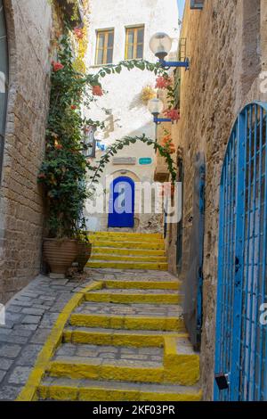 Eine schöne, schmale Straße mit ihren hellen Farben in der alten Stadt Jaffa, Tel Aviv, Israel, aufgenommen im November 2022 Stockfoto