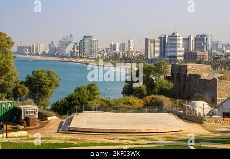 3. November 2022 Blick über die Bucht von Tel Aviv Israel aus den erhöhten Gärten der St. Peter's Franciscan Church in Jaffa Stockfoto